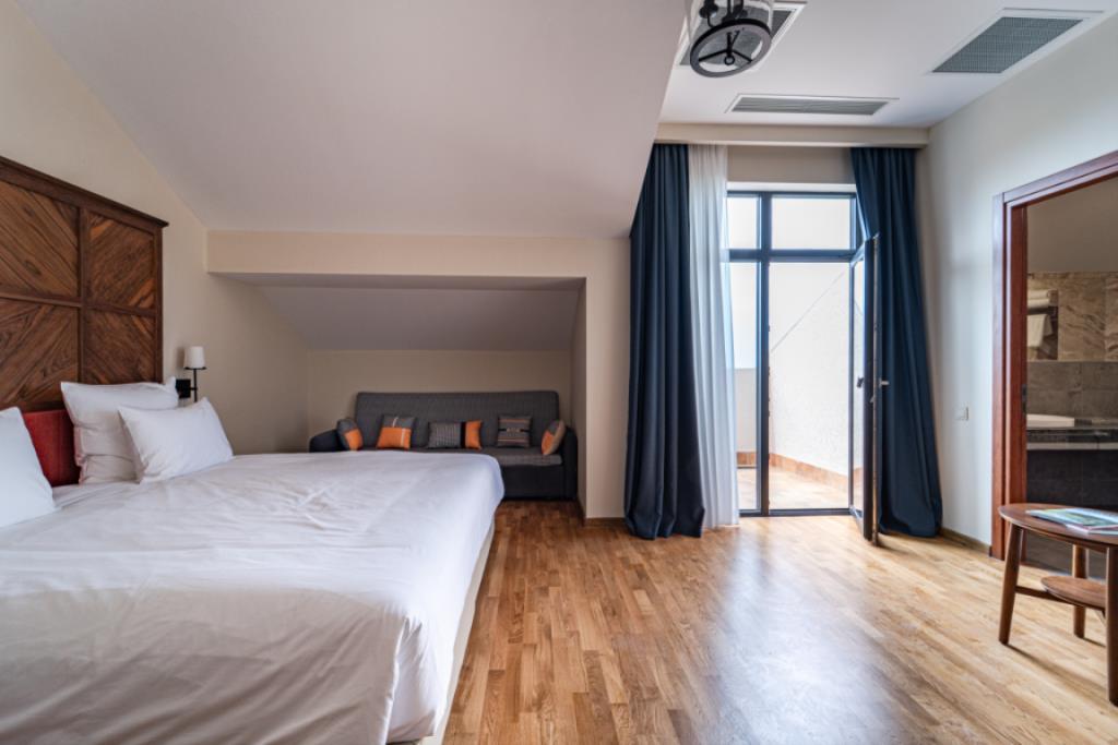 Junior Suite with Caucasus View and Balcony